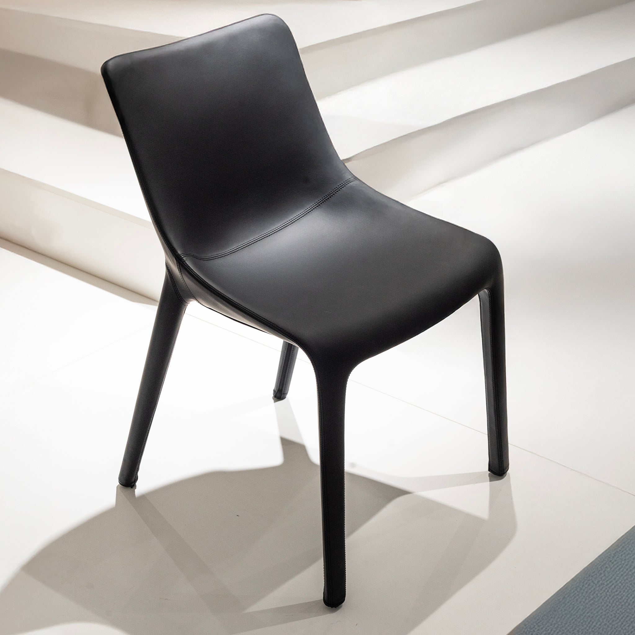 Fauteuil profilé en cuir noir