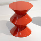 Table d'appoint en forme de sablier vermillon