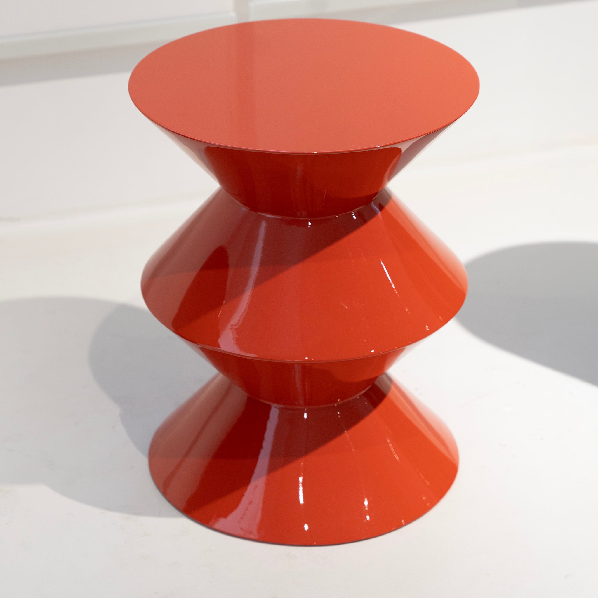 Table d'appoint en forme de sablier vermillon