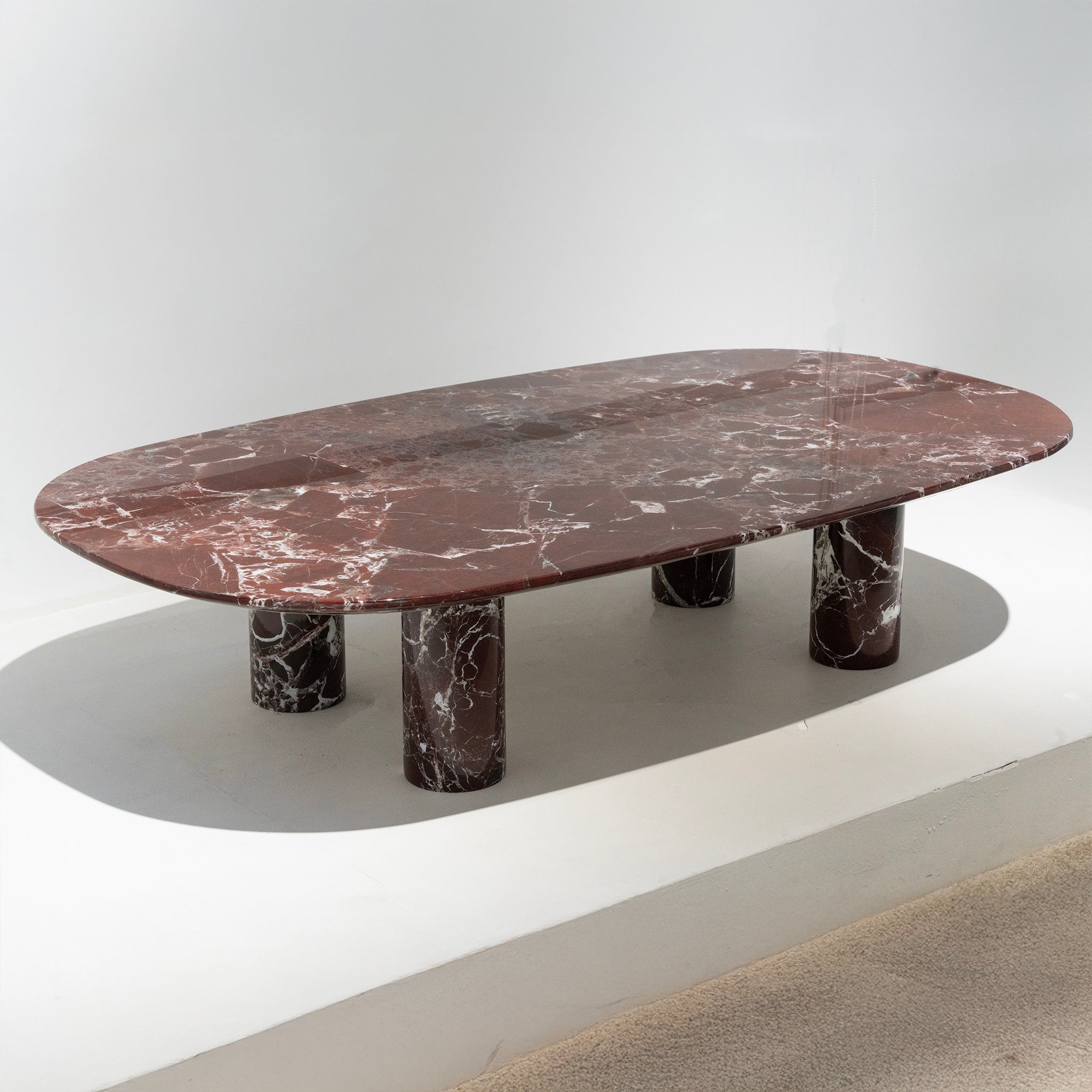 Table basse en marbre bordeaux