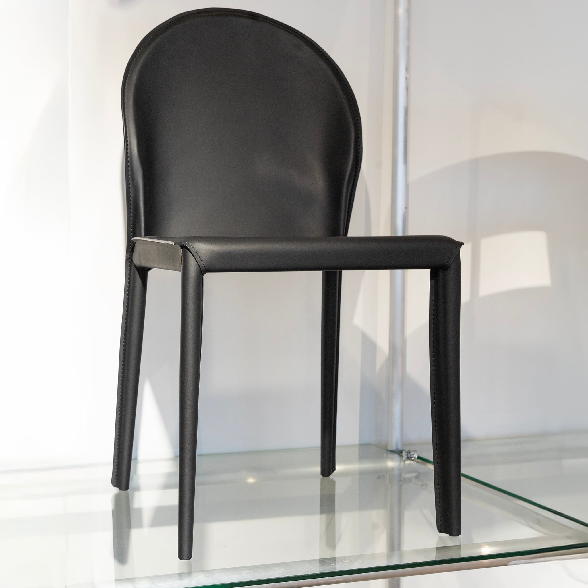 Chaise de salle à manger arrondie en cuir