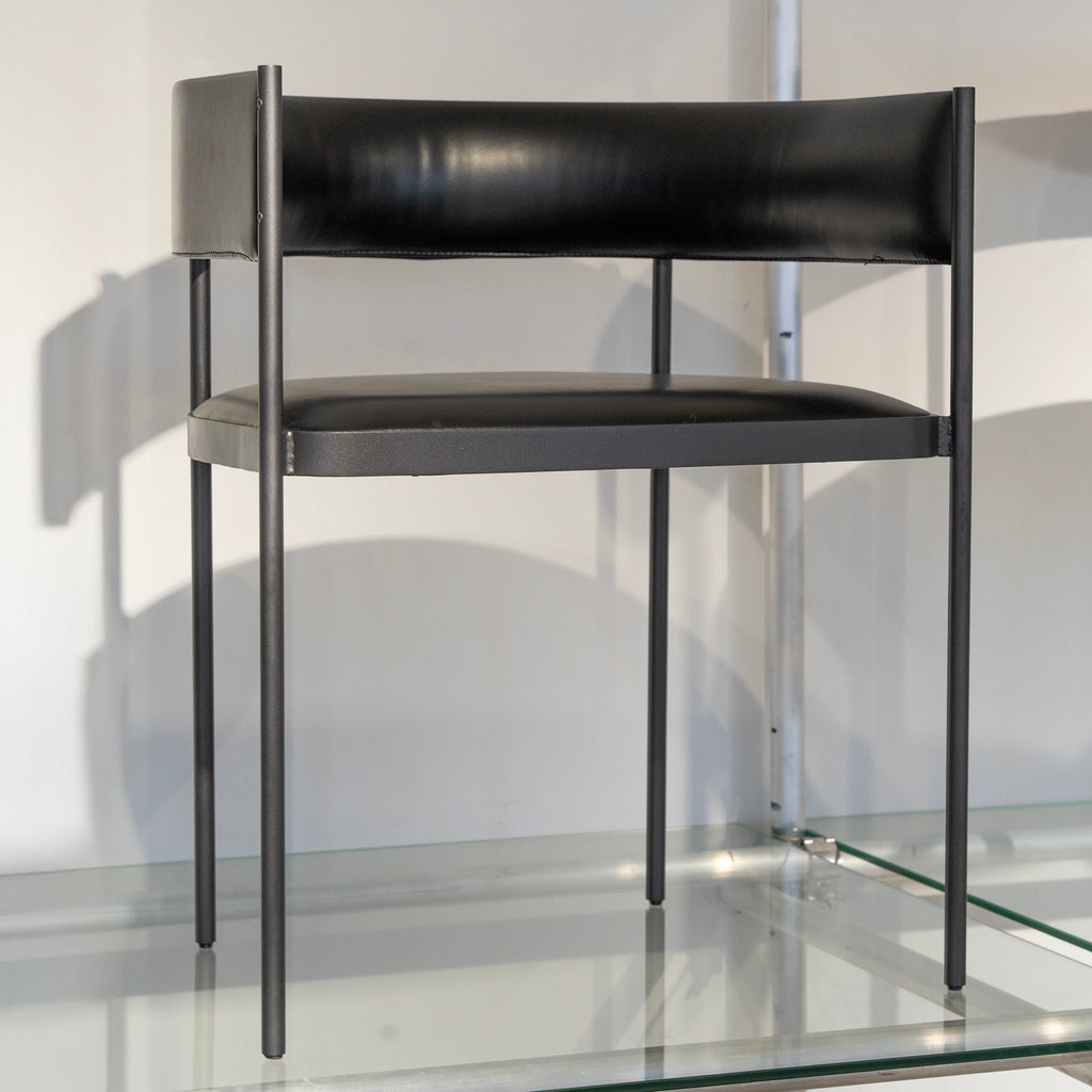 Chaise en cuir à structure industrielle