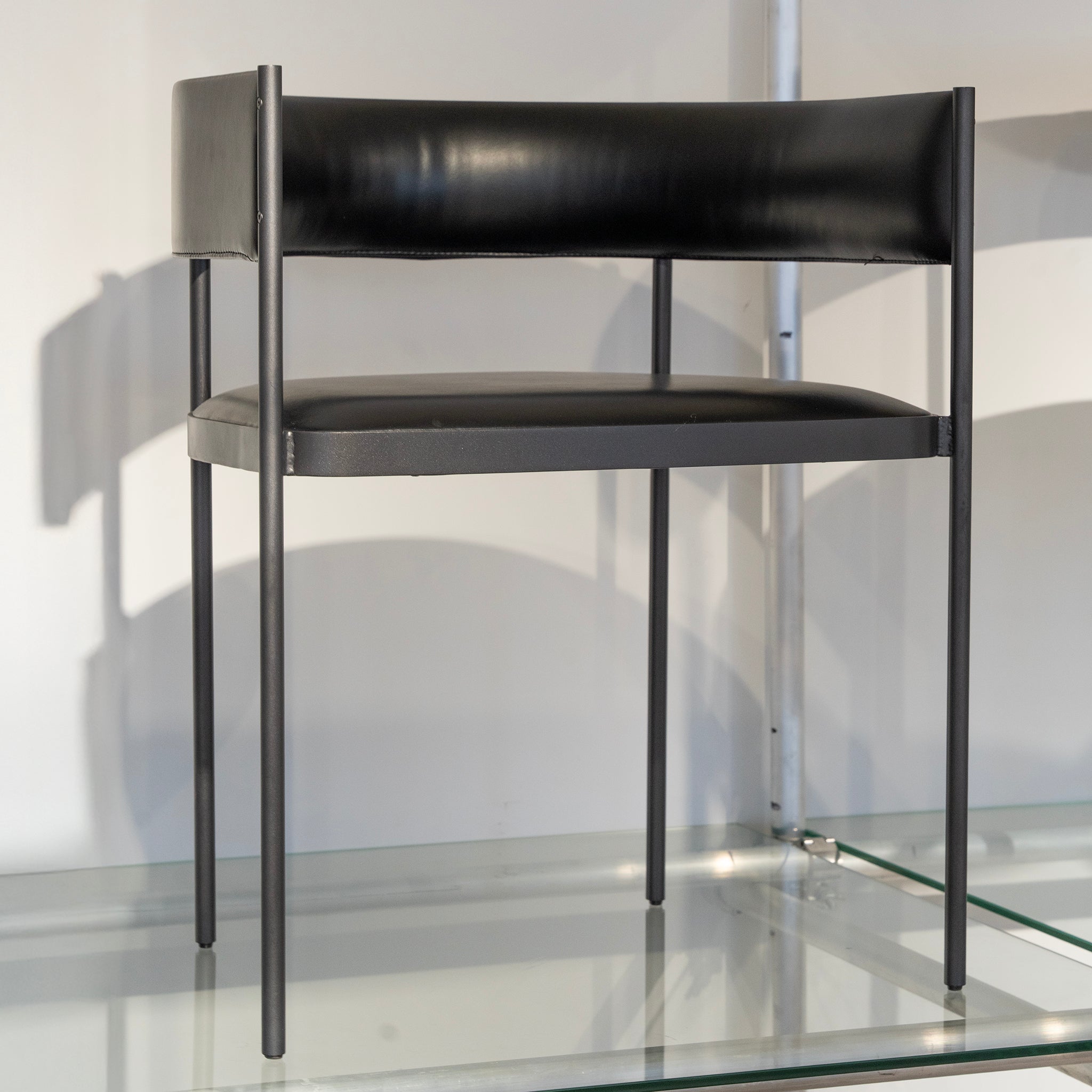 Chaise en cuir à structure industrielle