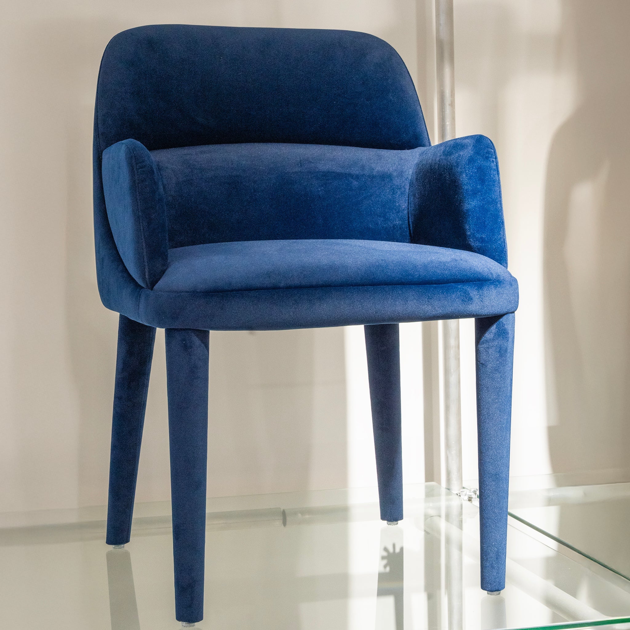 Fauteuil en velours bleu marine