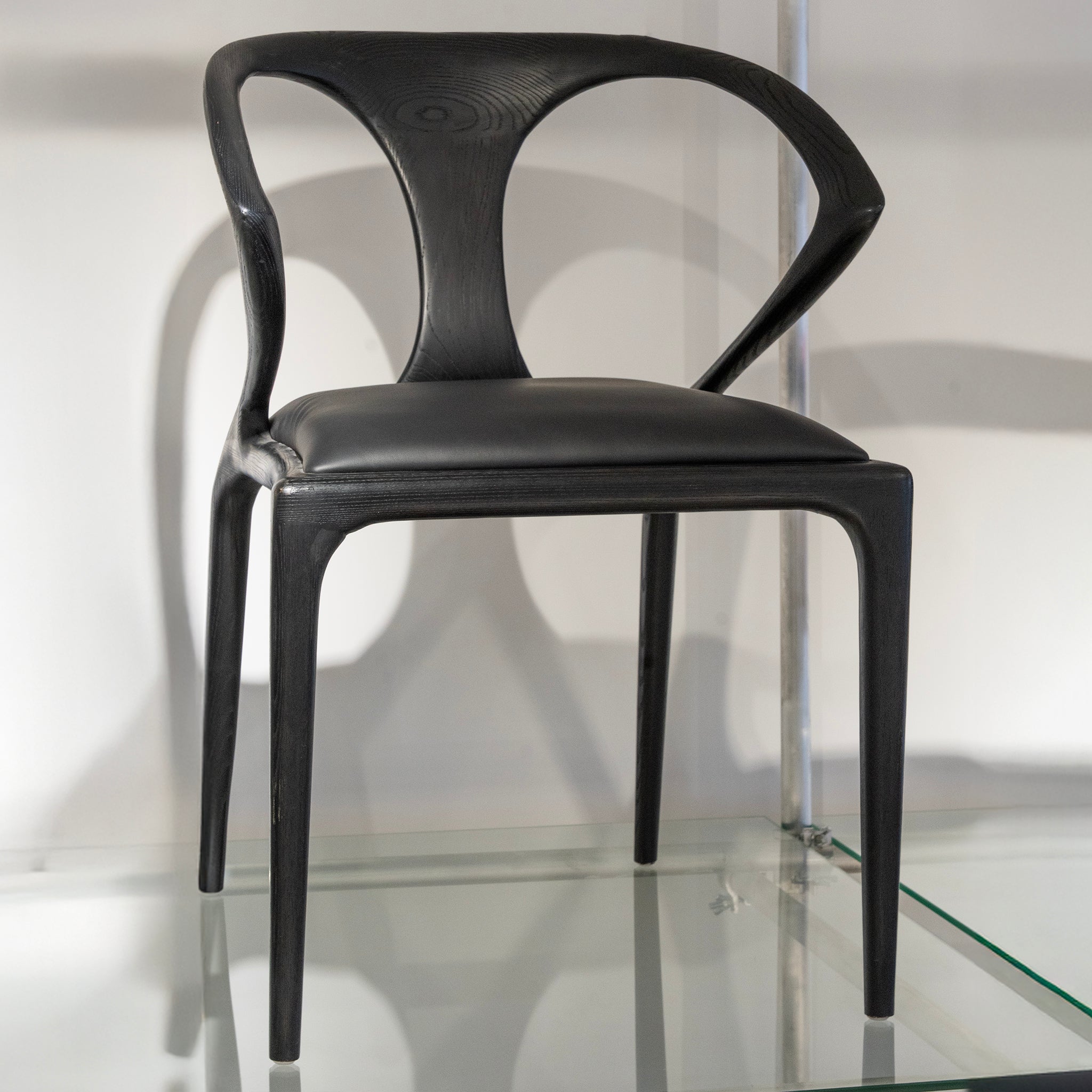 Chaise de salle à manger en bois sculpté