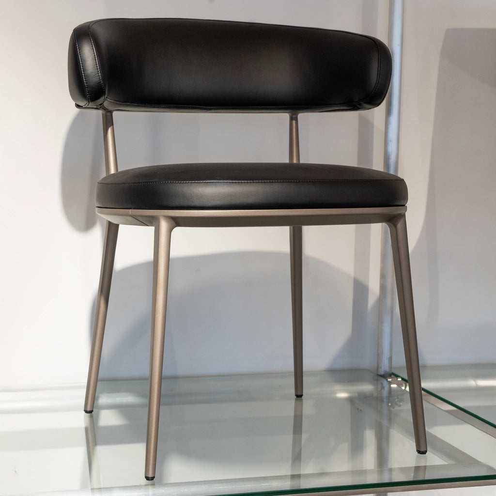 Chaise de salle à manger en cuir profilée