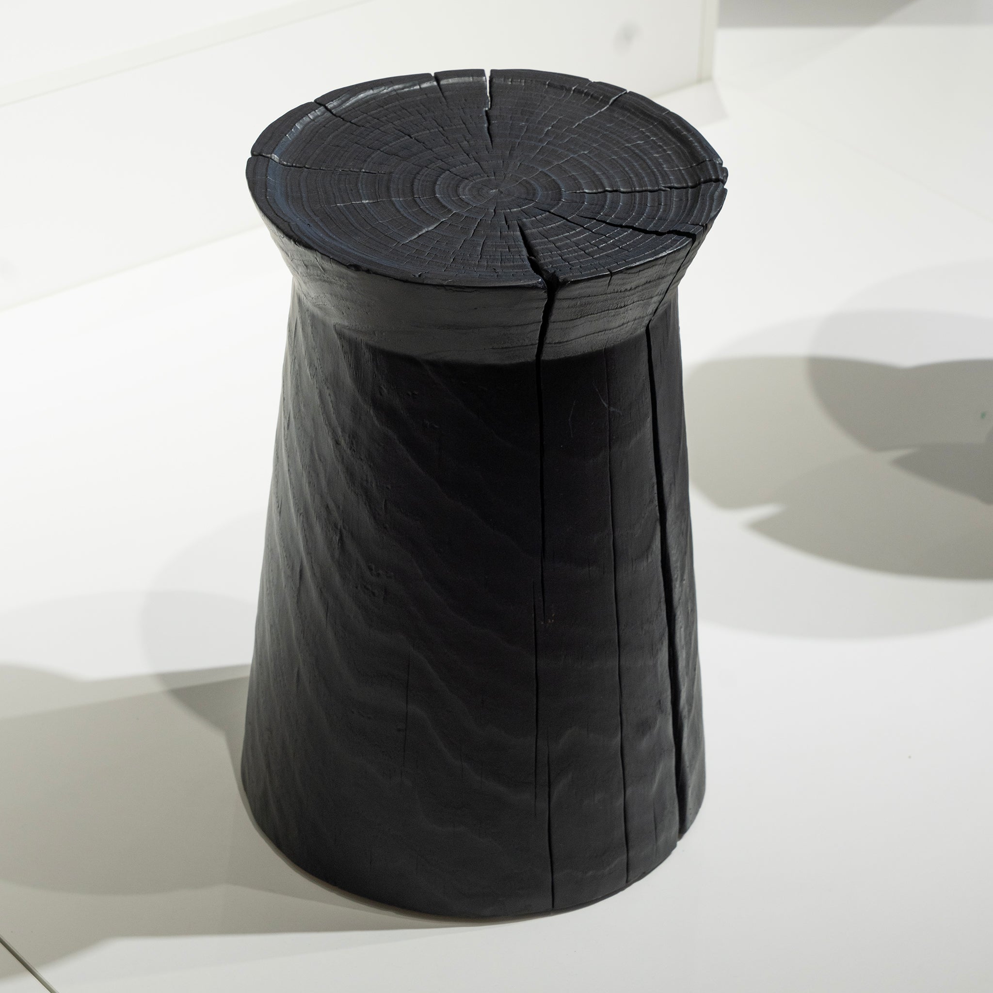 Tabouret en bois carbonisé