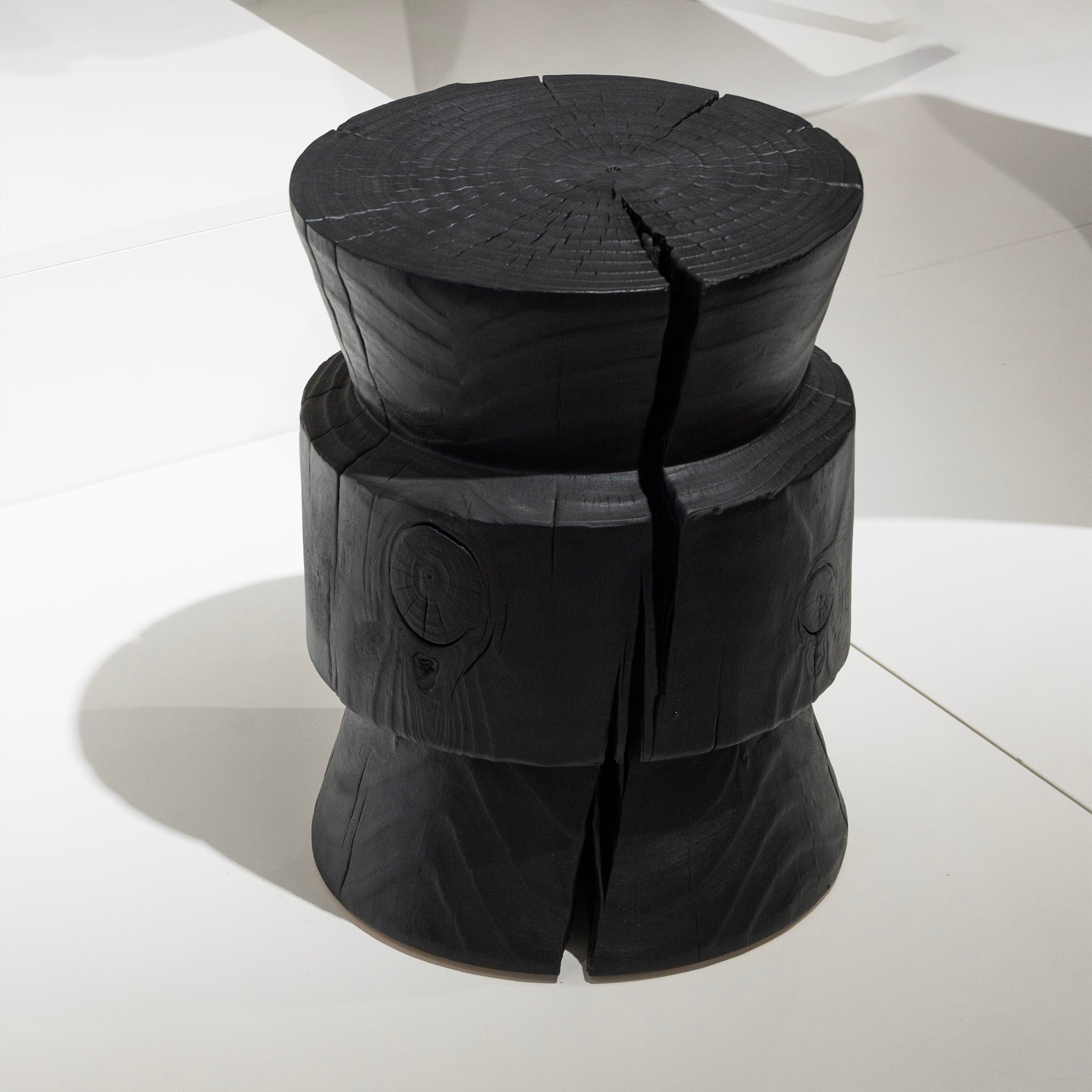 Tabouret d'appoint en bois sculpté