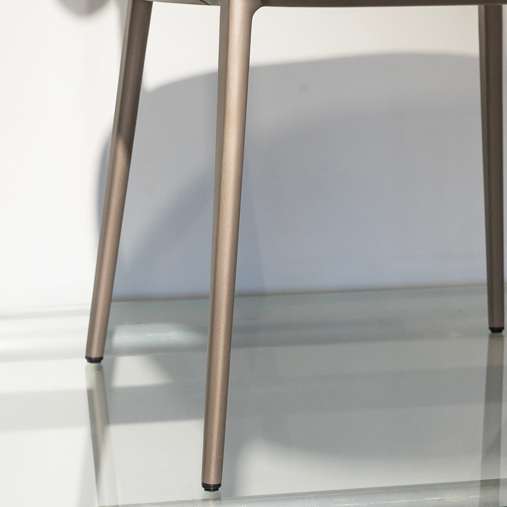 Chaise de salle à manger en cuir profilée