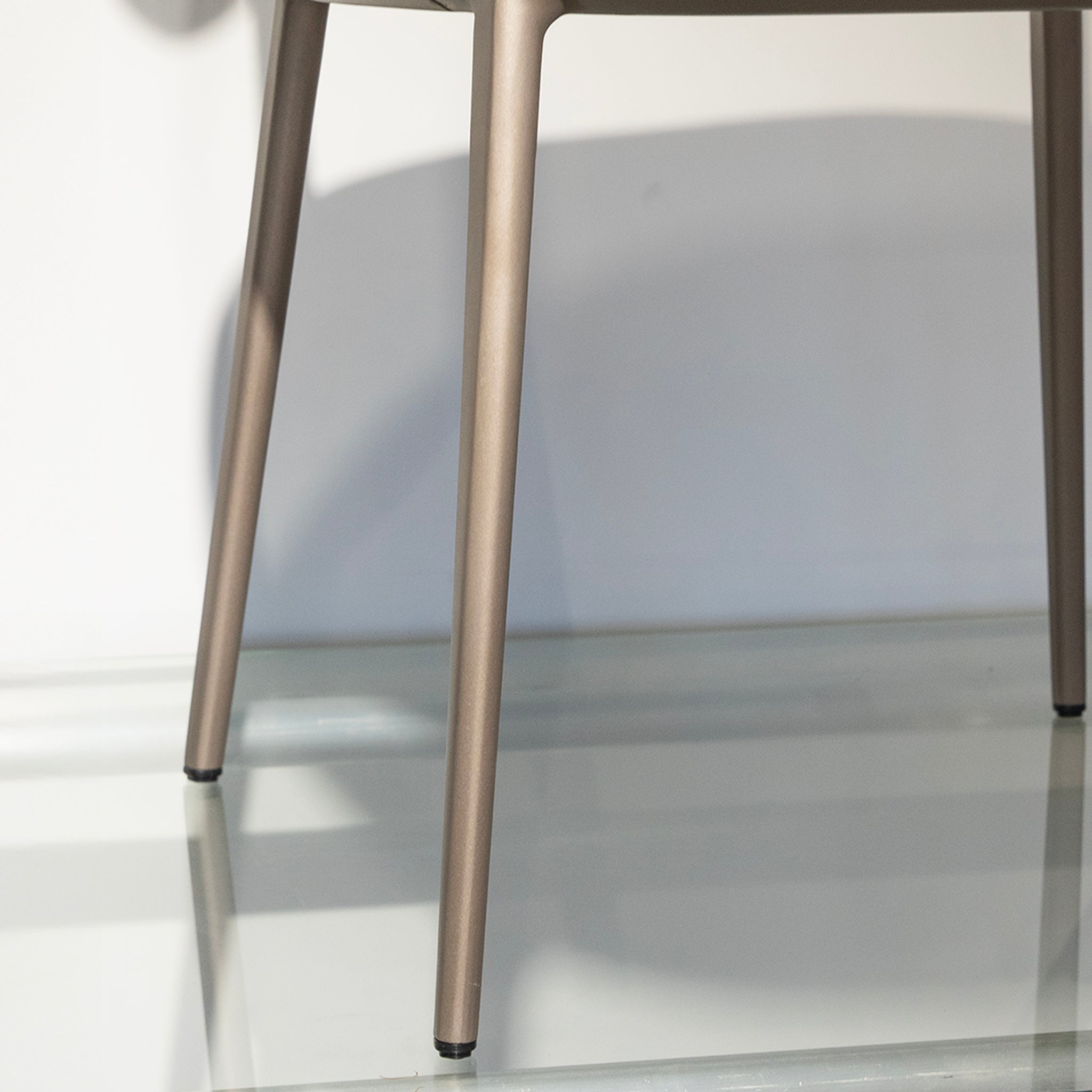 Chaise de salle à manger en cuir profilée