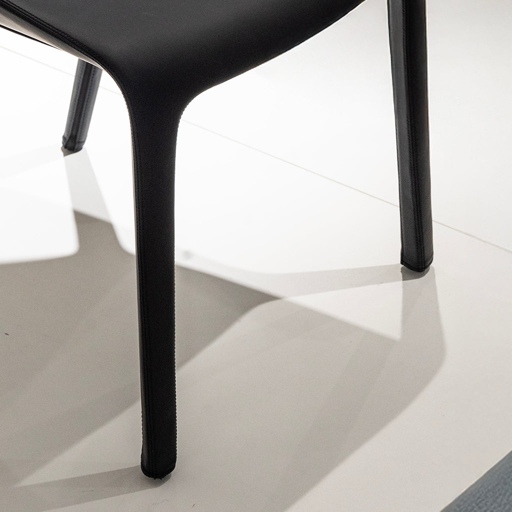 Fauteuil profilé en cuir noir