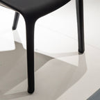 Fauteuil profilé en cuir noir