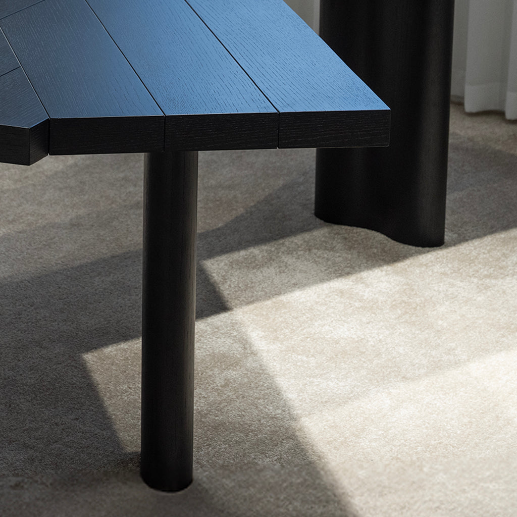 Table à manger à facettes angulaires