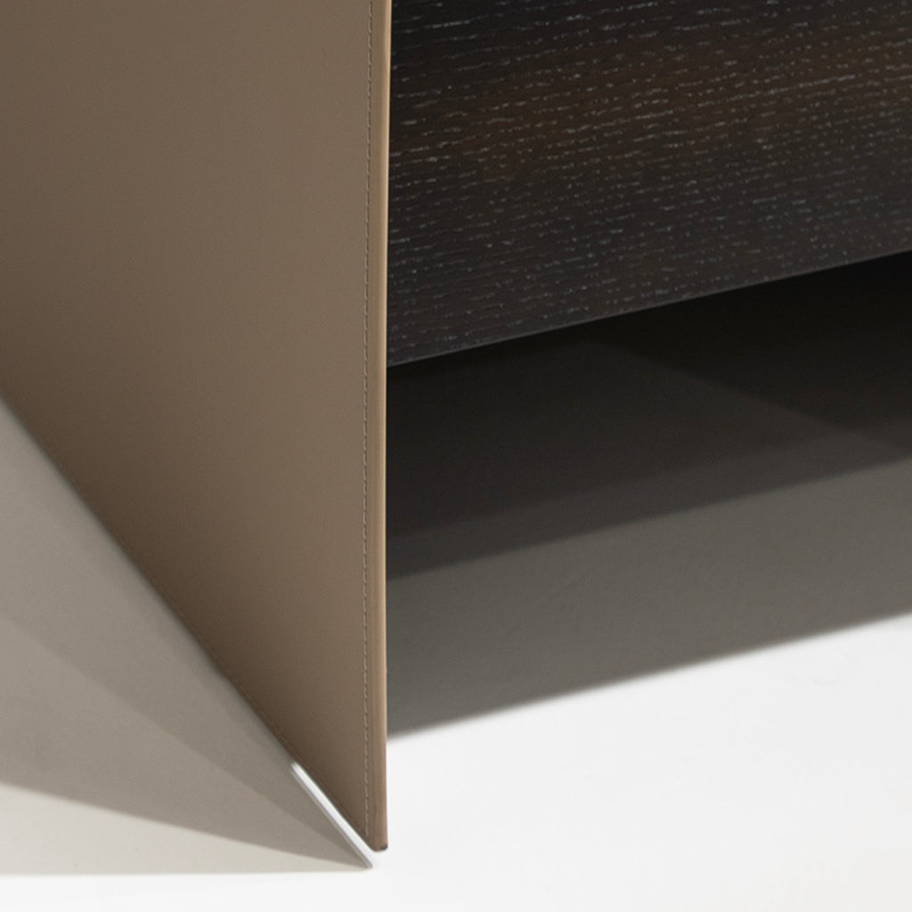 Table de chevet recouverte de cuir