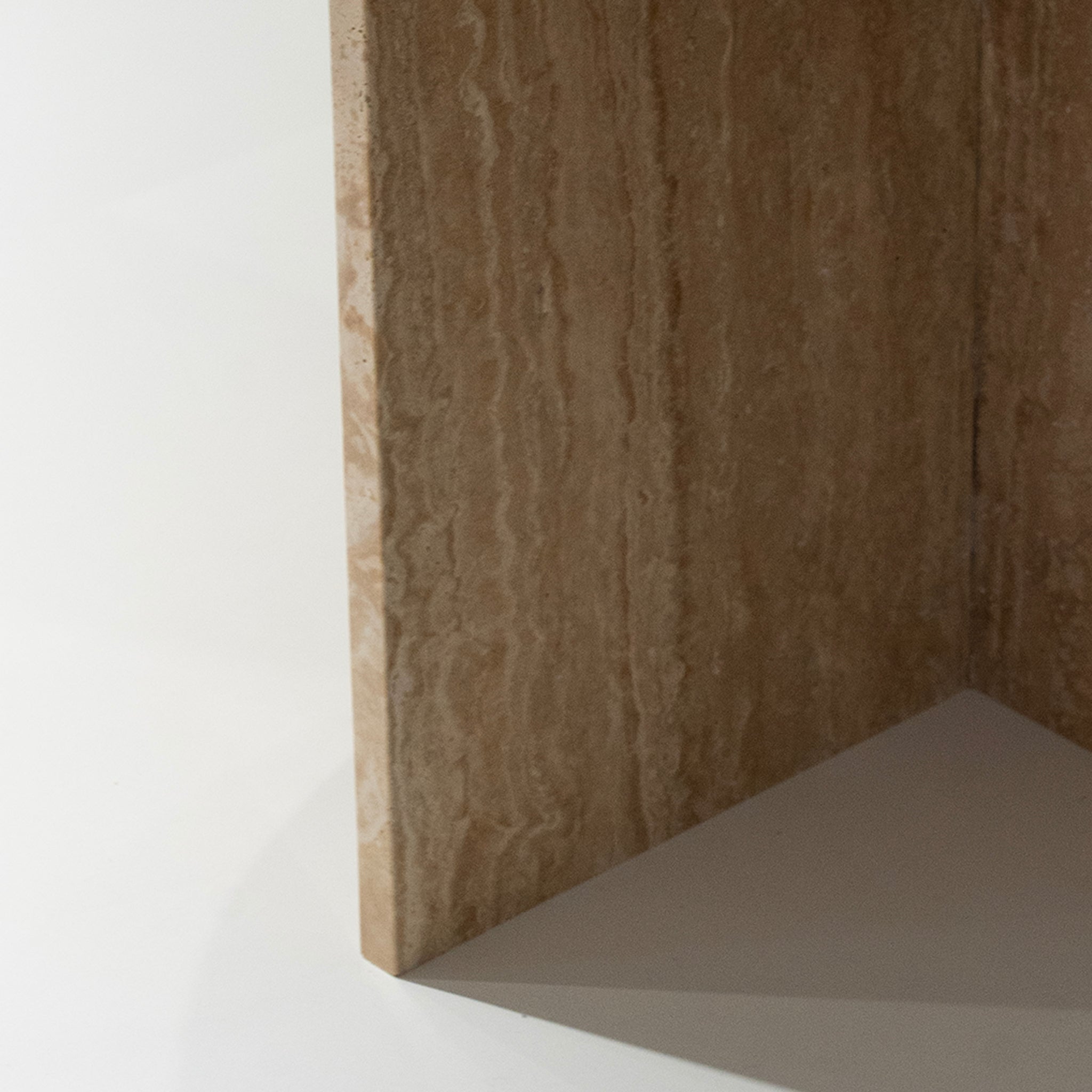 Table cylindrique sur piédestal en pierre