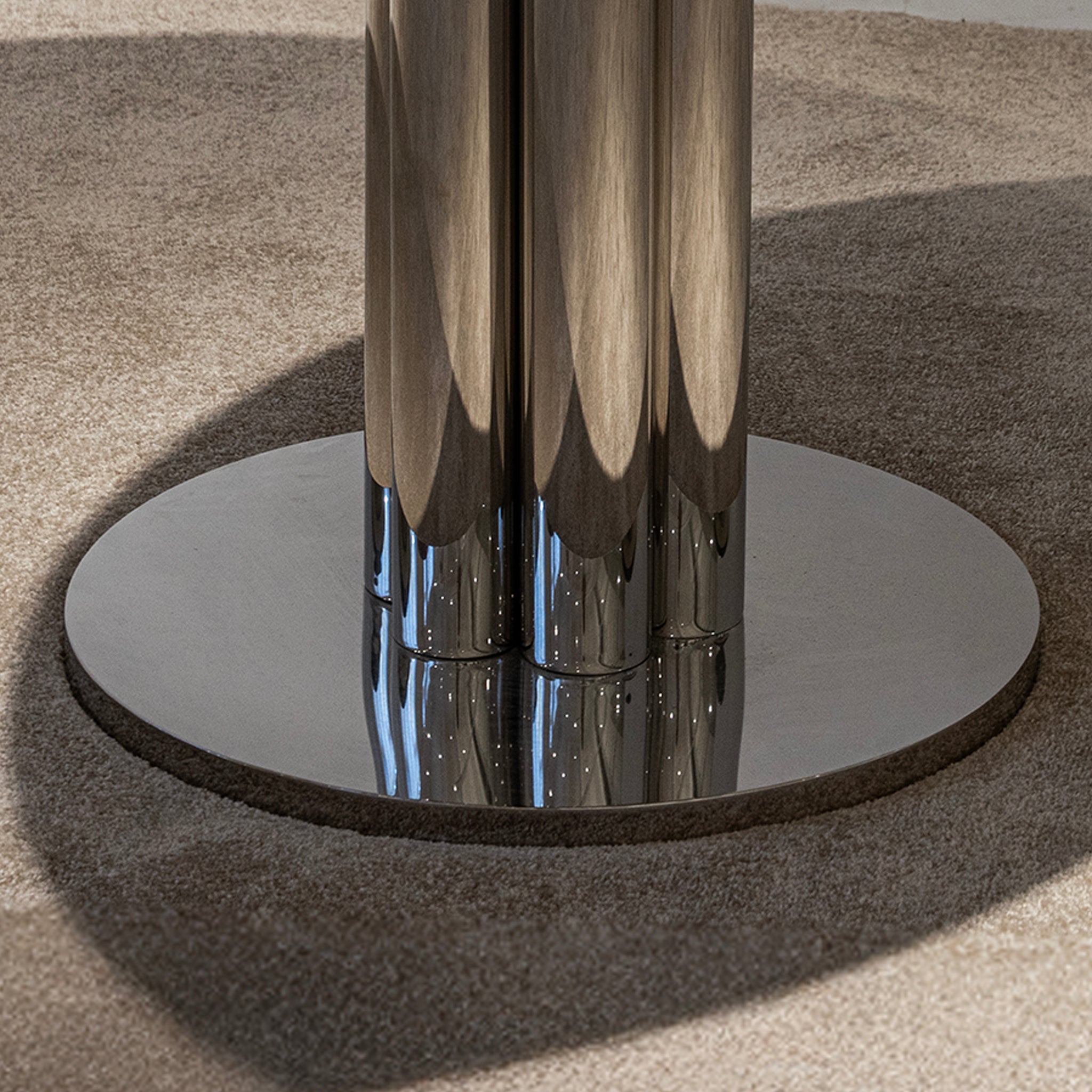 Table piédestal en marbre lunaire