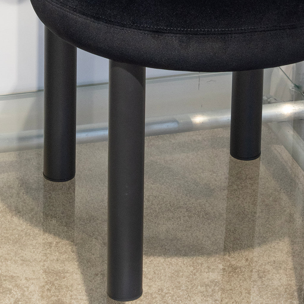 Fauteuil en velours noir moelleux