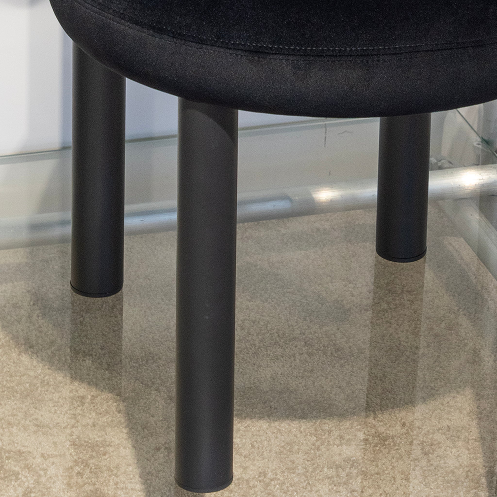 Fauteuil en velours noir moelleux