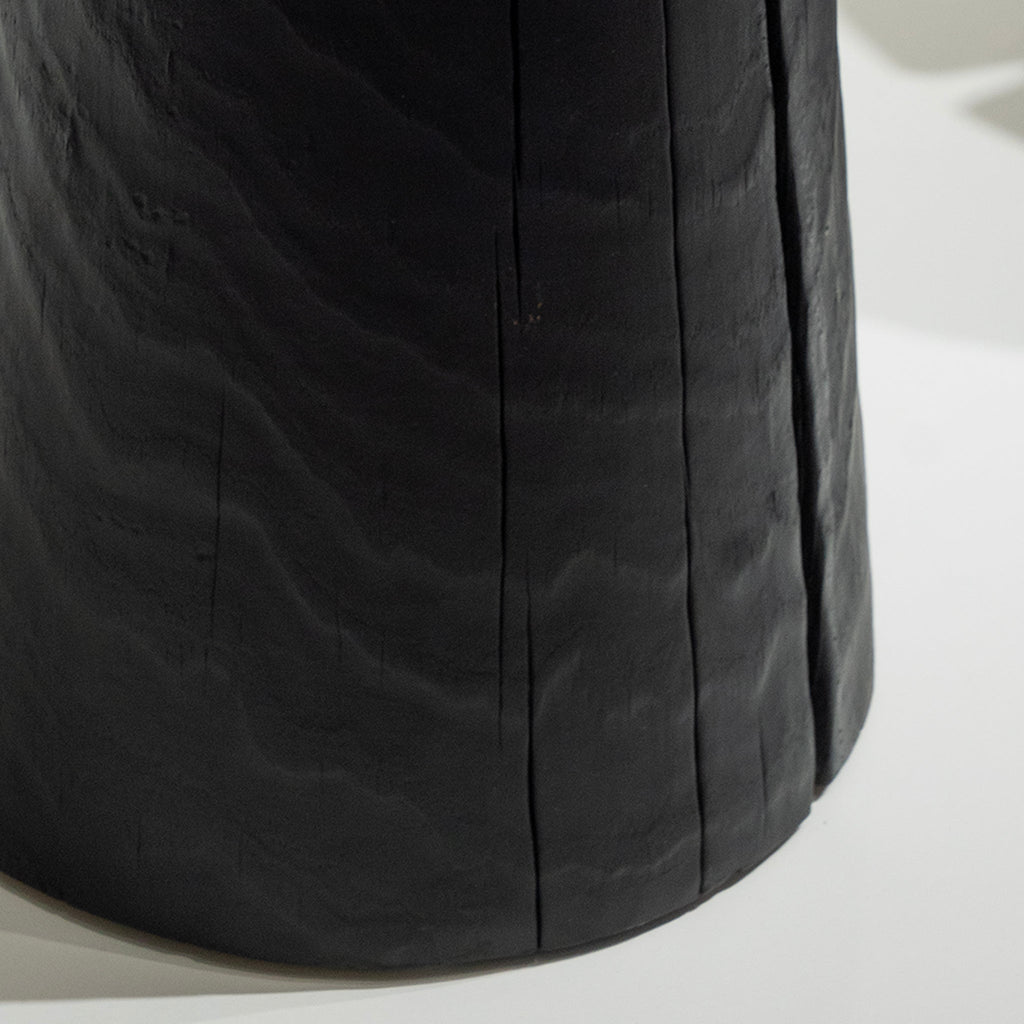 Tabouret en bois carbonisé