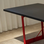 Table à manger à contraste linéaire