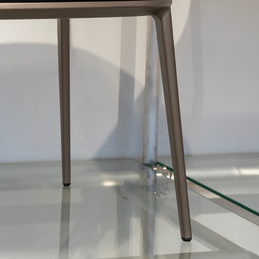 Chaise de salle à manger en cuir profilée