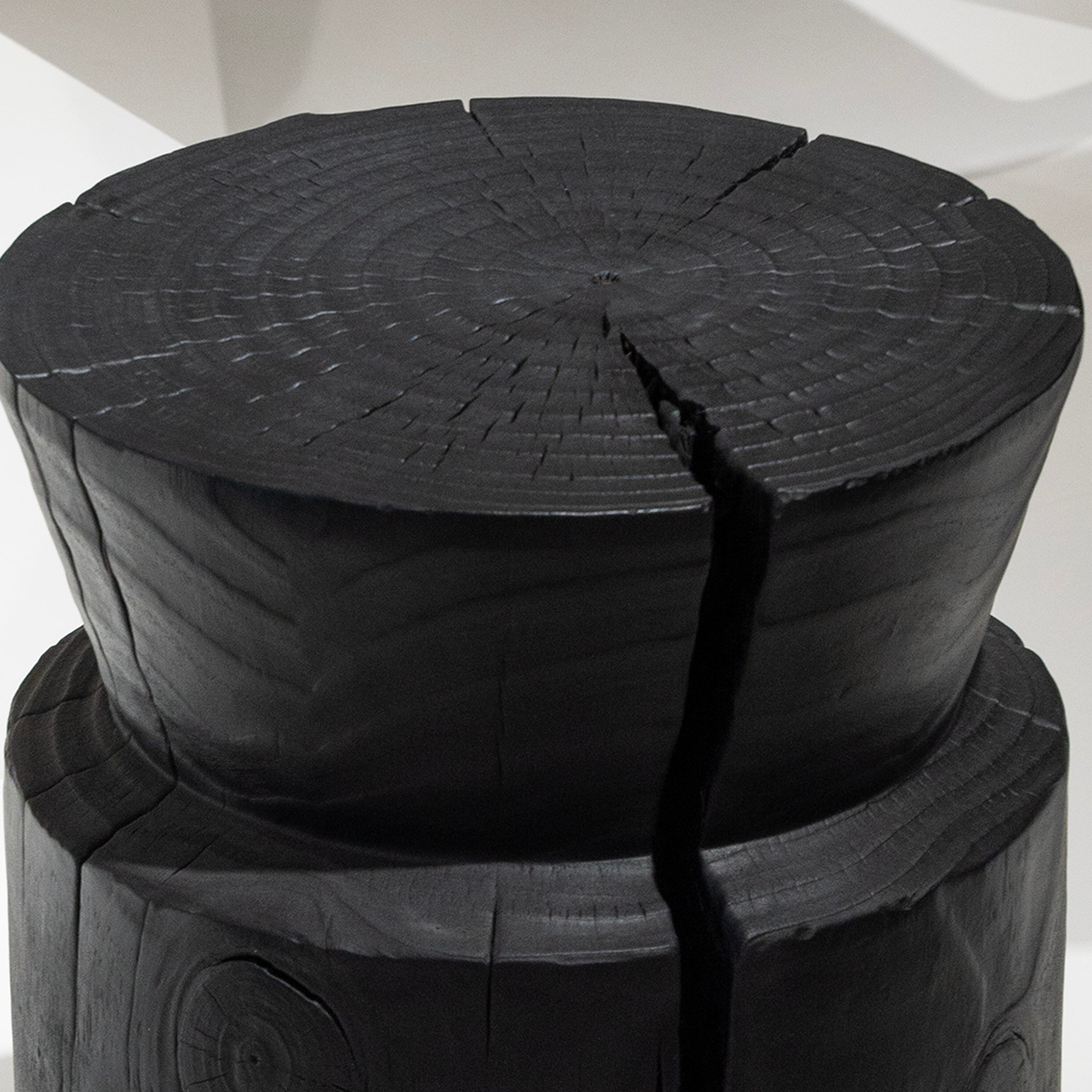 Tabouret d'appoint en bois sculpté