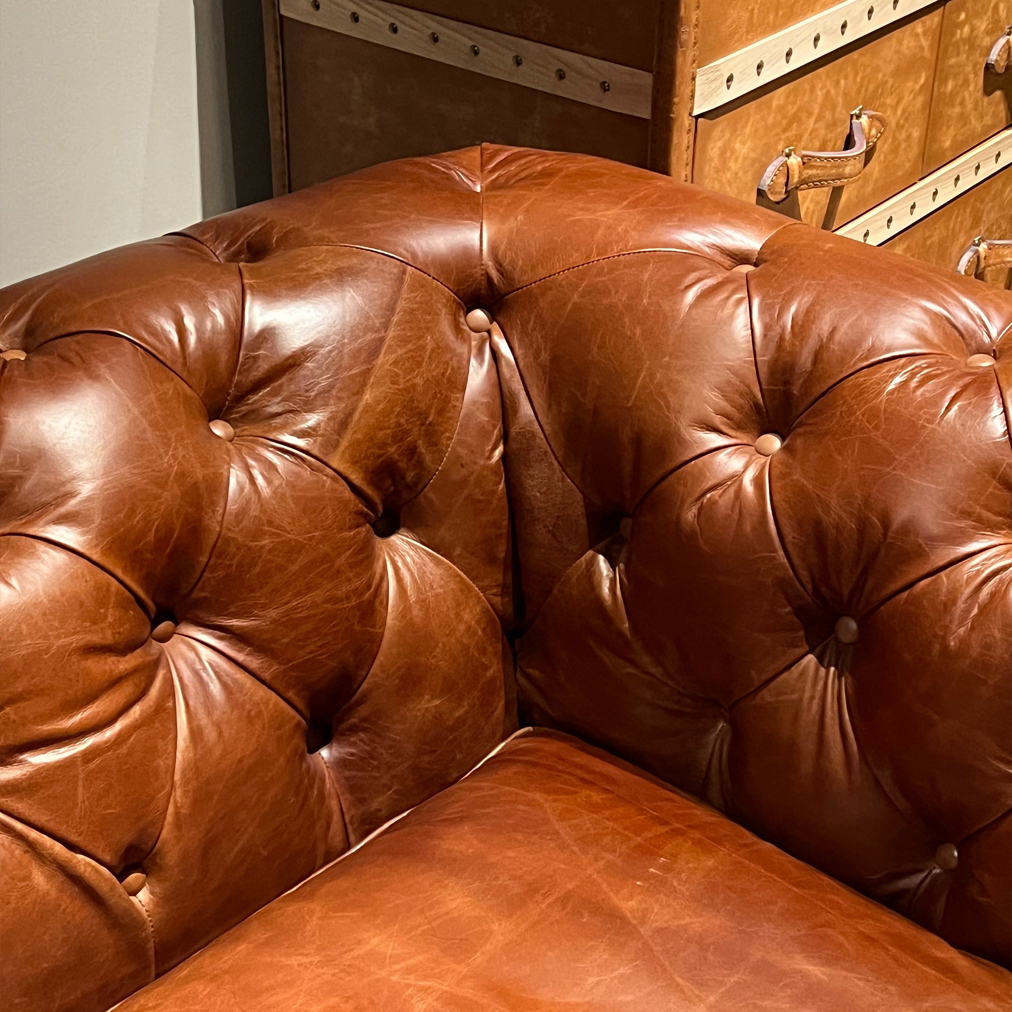 Canapé Chesterfield en cuir capitonné