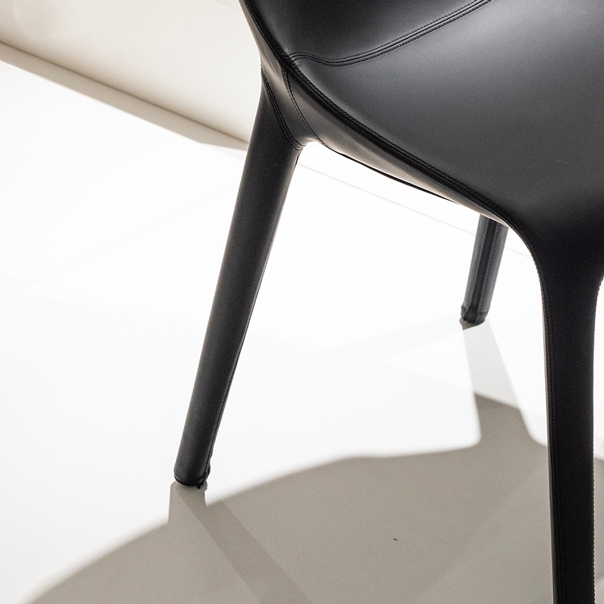 Fauteuil profilé en cuir noir