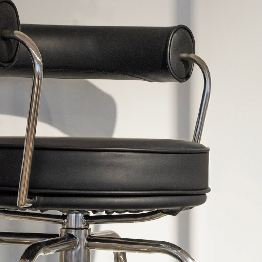 Fauteuil pivotant chromé style milieu du siècle