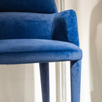 Fauteuil en velours bleu marine