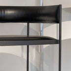 Chaise en cuir à structure industrielle