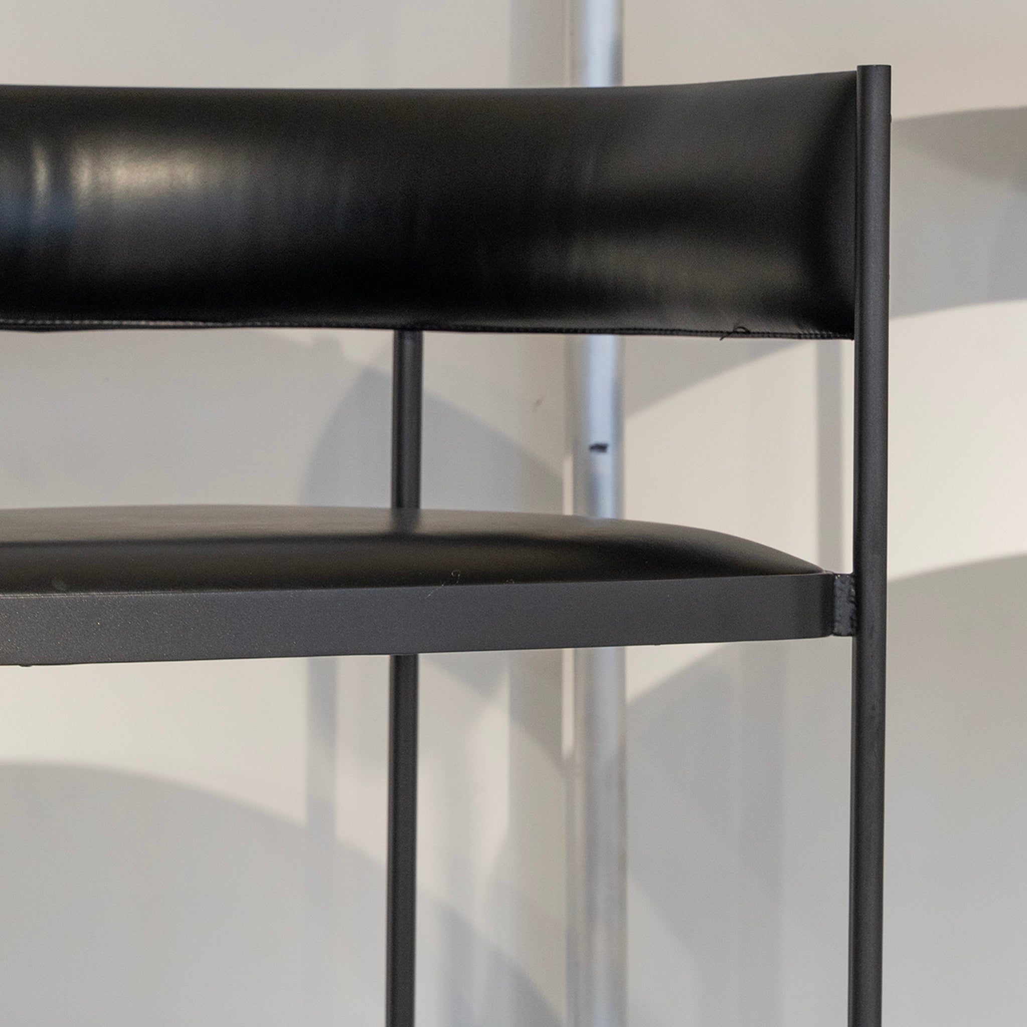 Chaise en cuir à structure industrielle