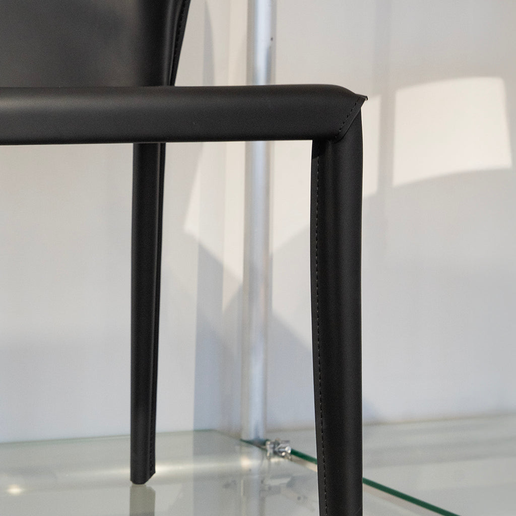 Chaise de salle à manger arrondie en cuir