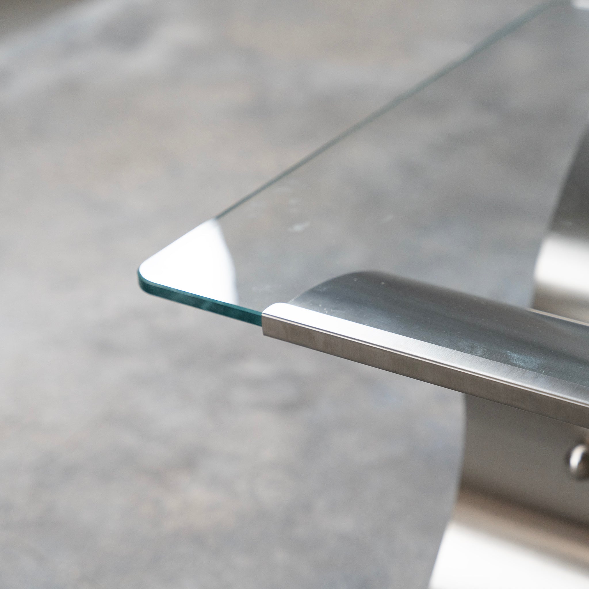 Table d'appoint en acier sculpté