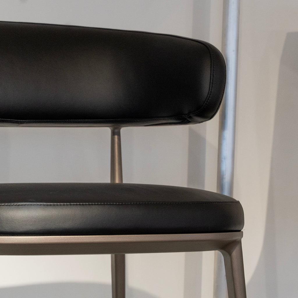 Chaise de salle à manger en cuir profilée