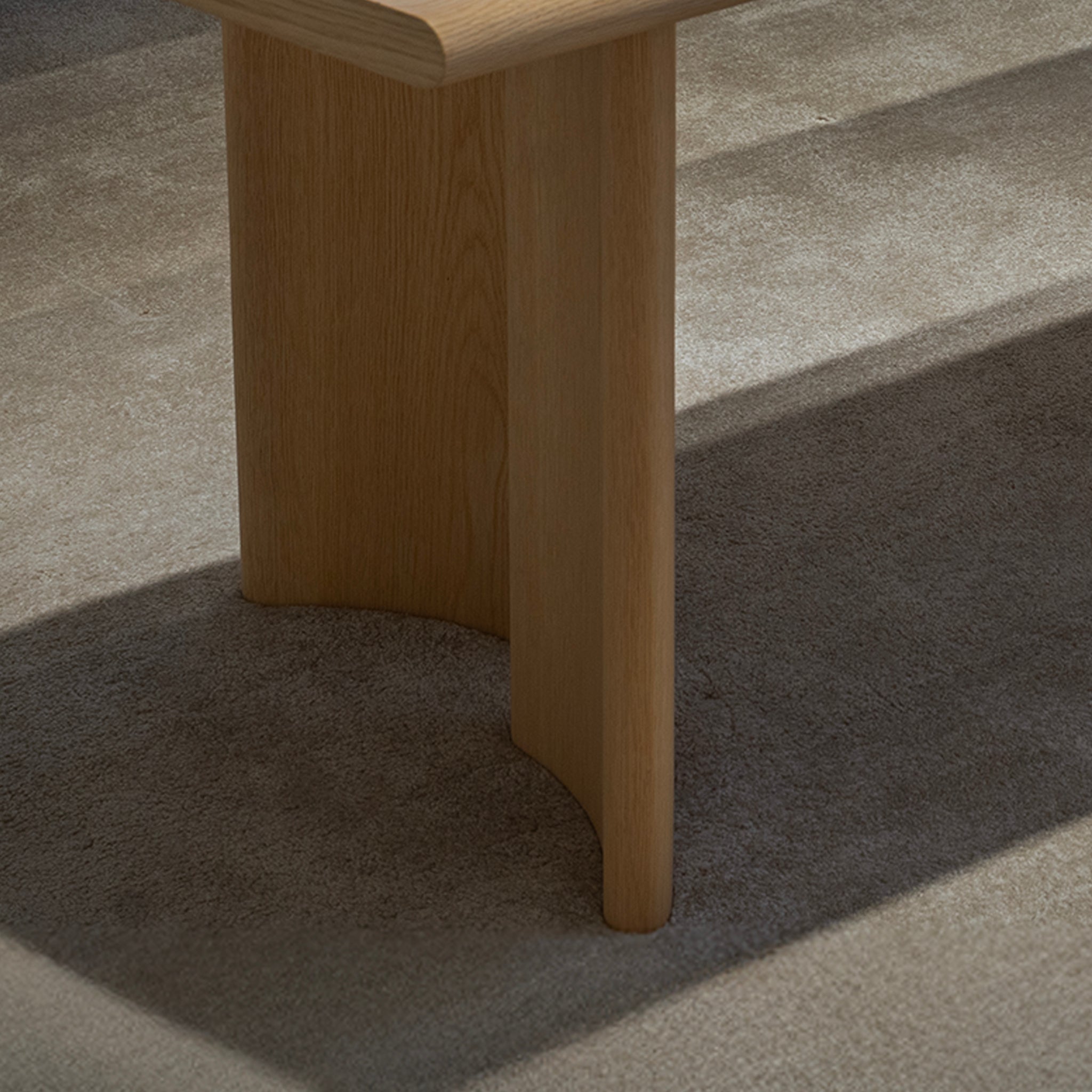 Table de salle à manger monolithique en bois