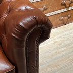 Canapé Chesterfield en cuir capitonné