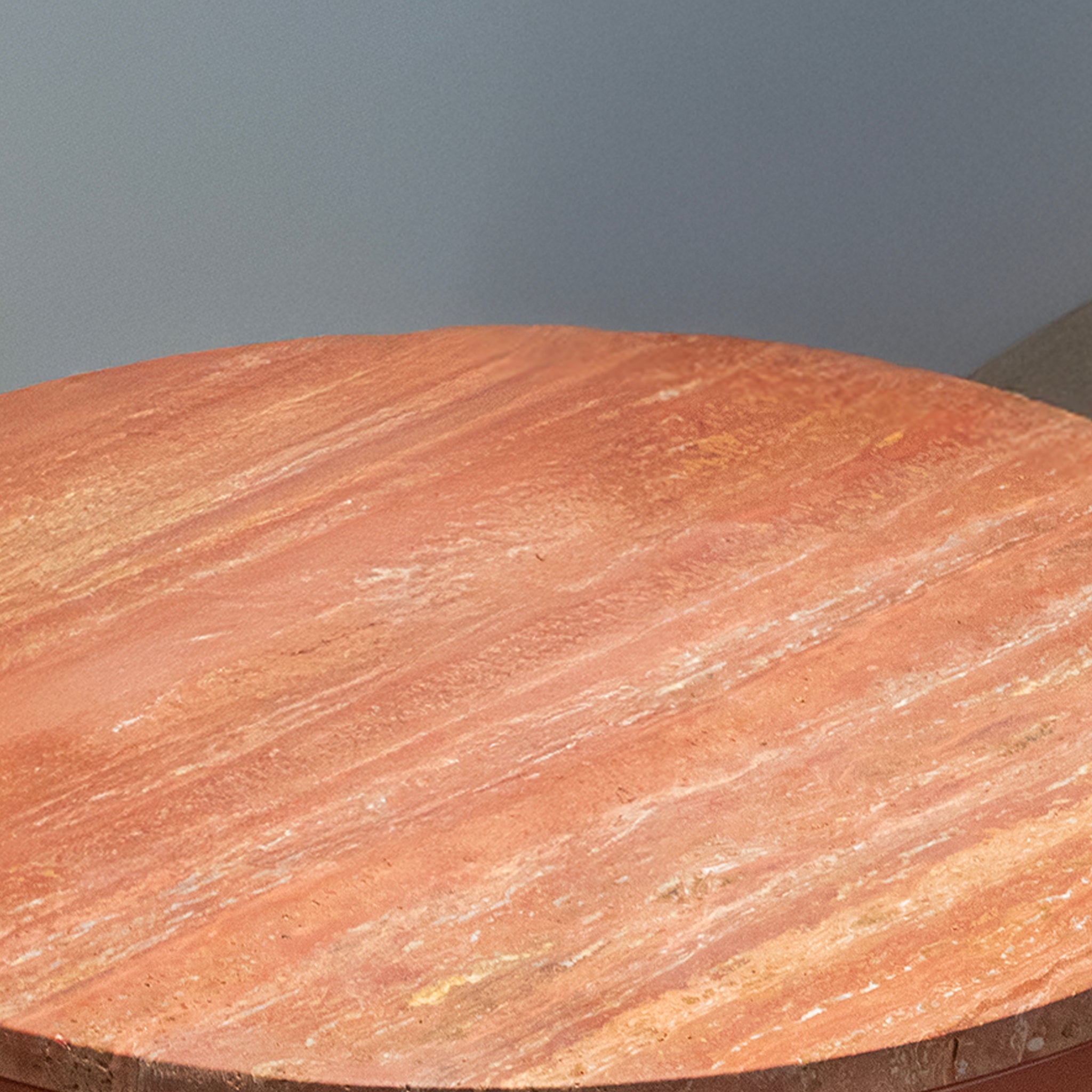 Table d'appoint en forme d'arche en terre cuite