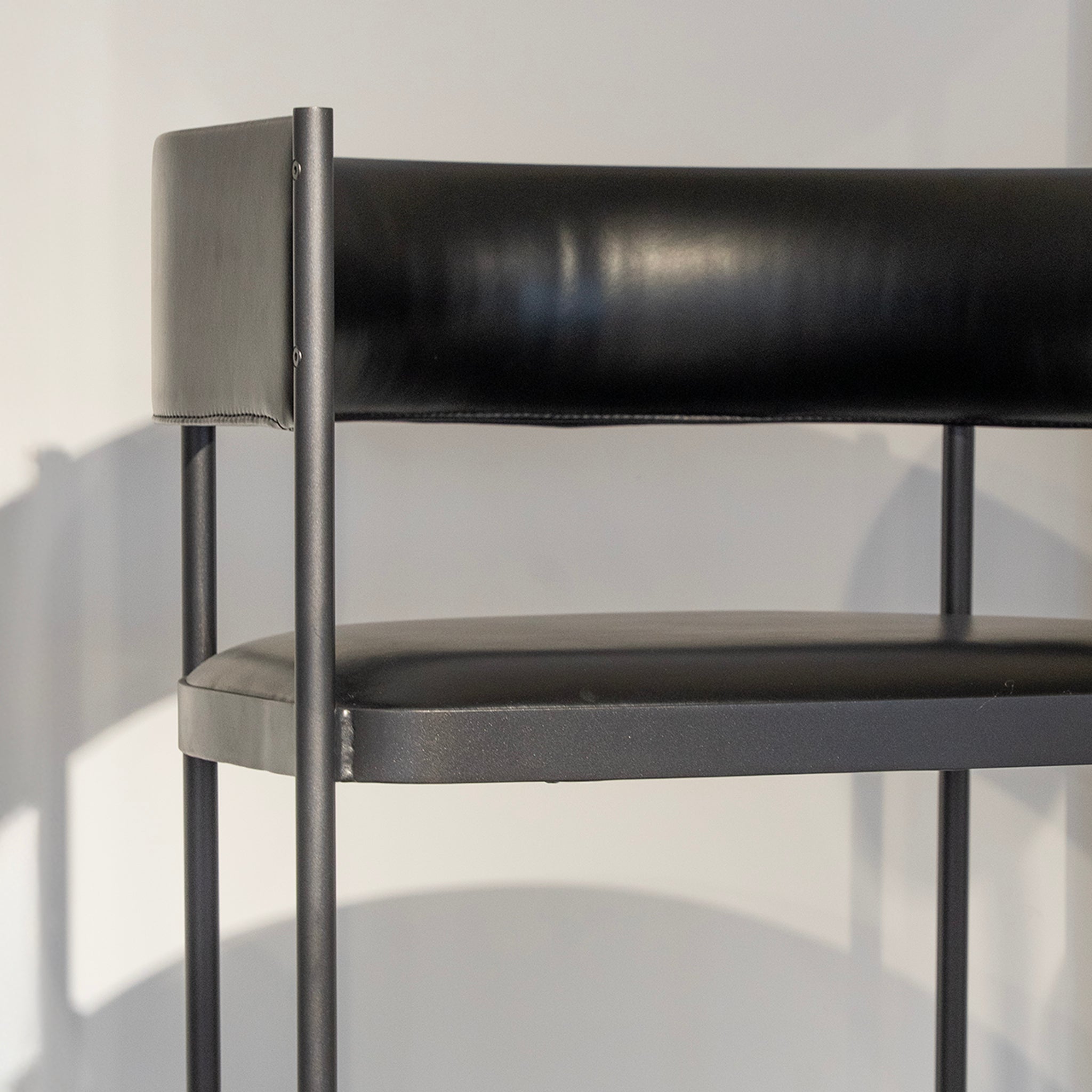 Chaise en cuir à structure industrielle