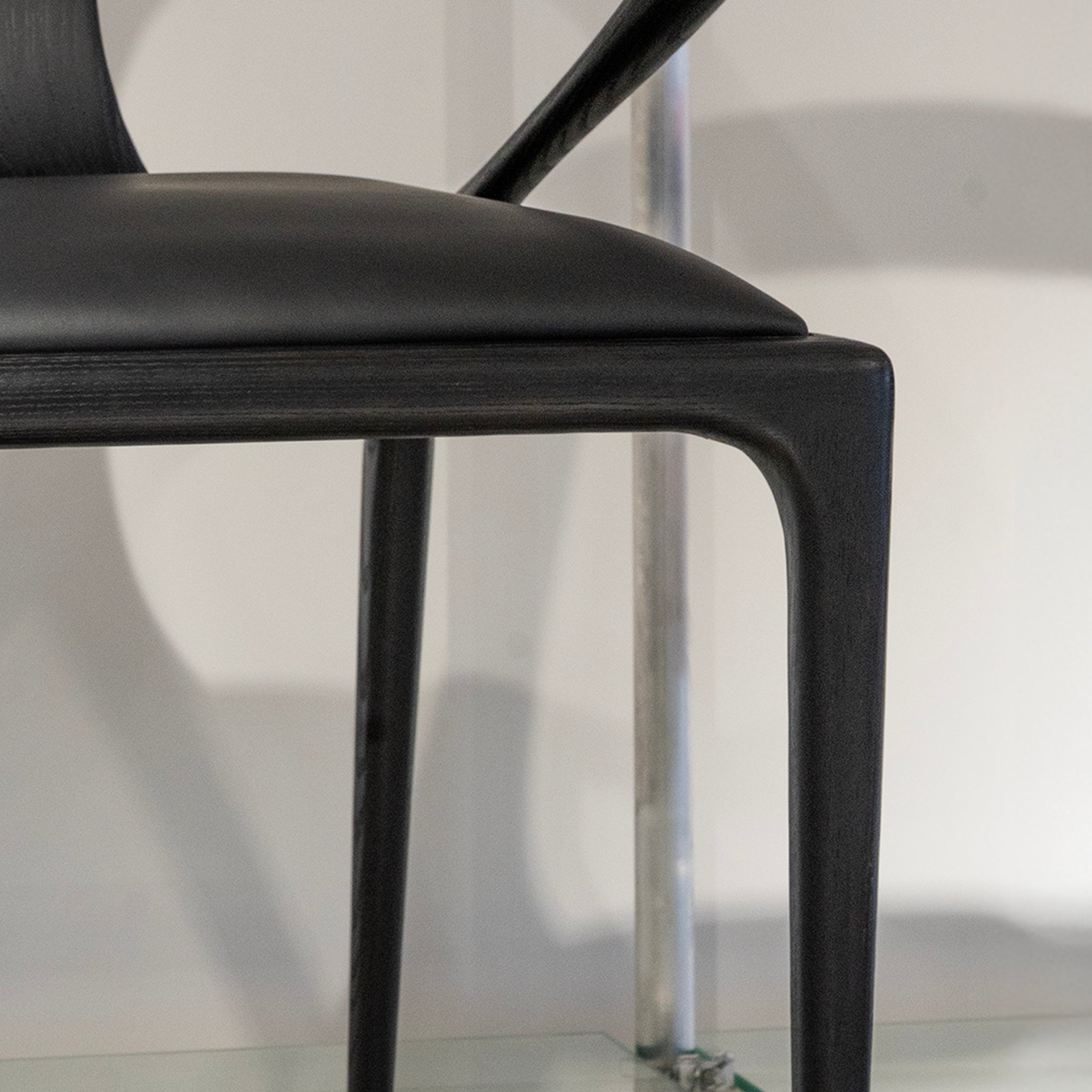 Chaise de salle à manger en bois sculpté