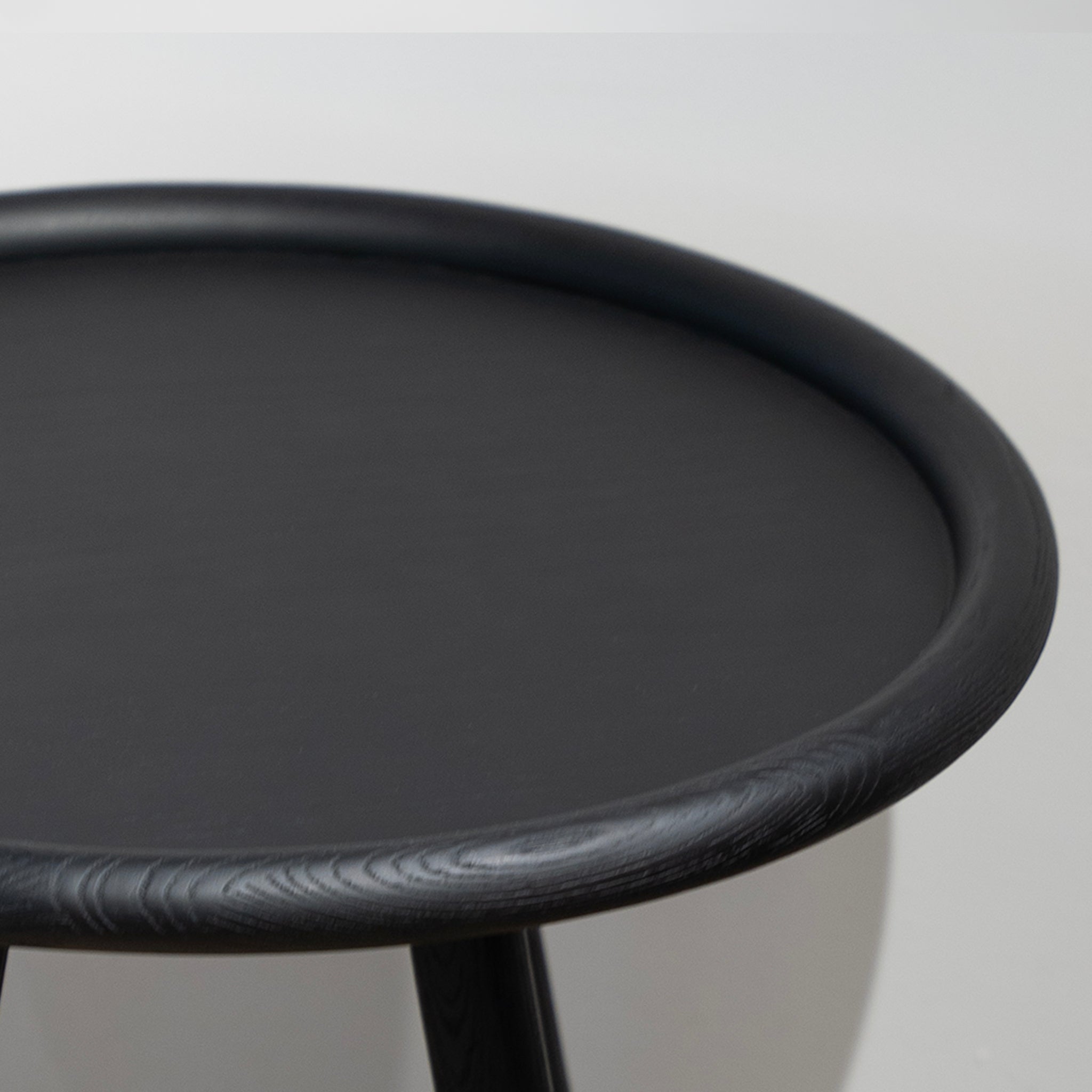 Table d'appoint en orme à disque