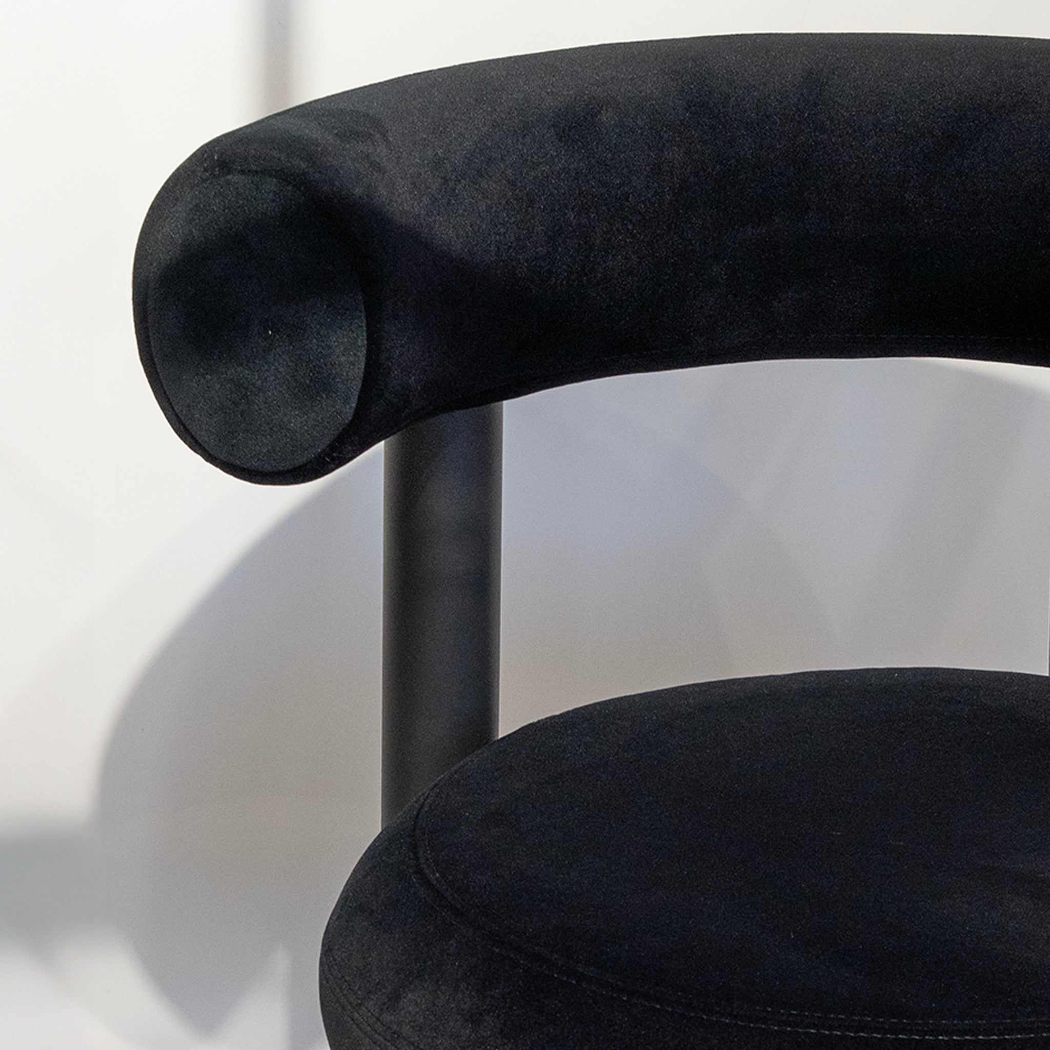Fauteuil en velours noir moelleux