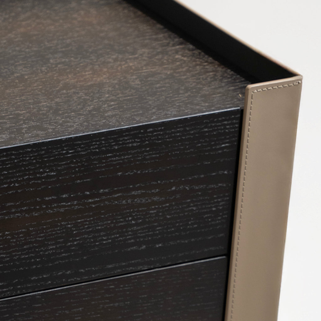 Table de chevet recouverte de cuir