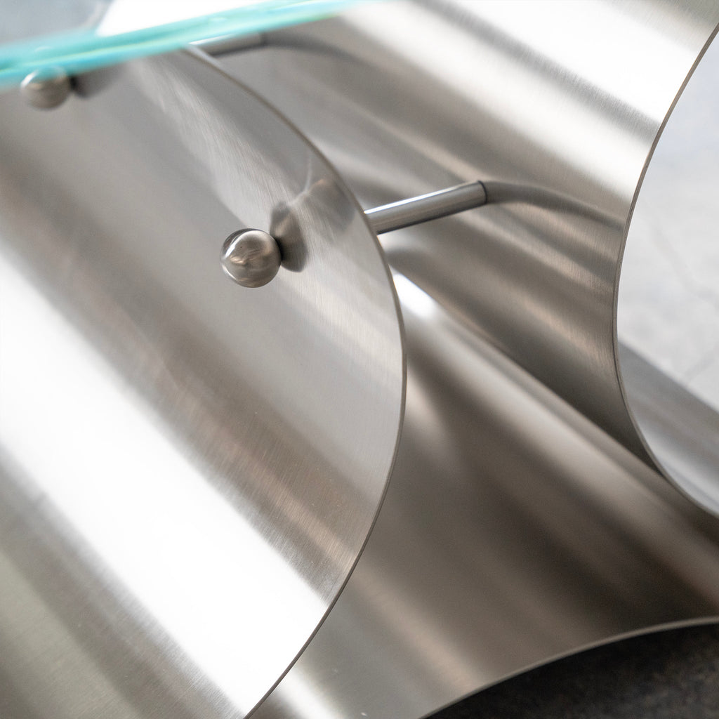 Table d'appoint en acier sculpté