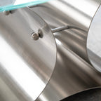 Table d'appoint en acier sculpté