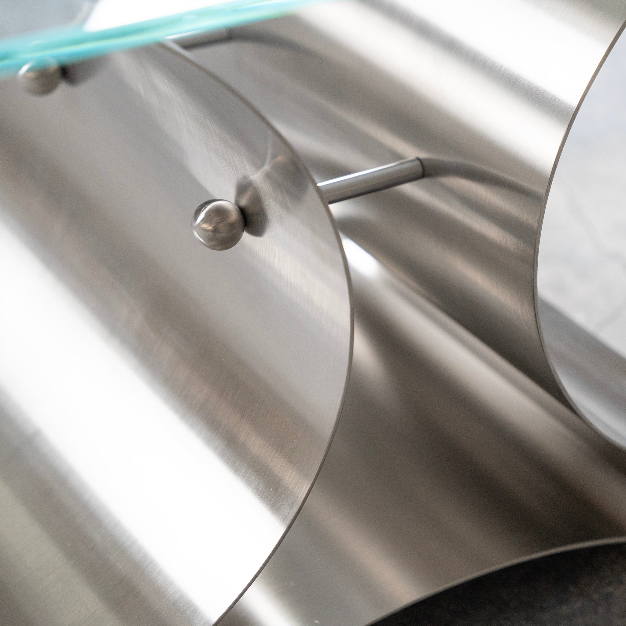 Table d'appoint en acier sculpté