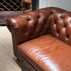 Canapé Chesterfield en cuir capitonné