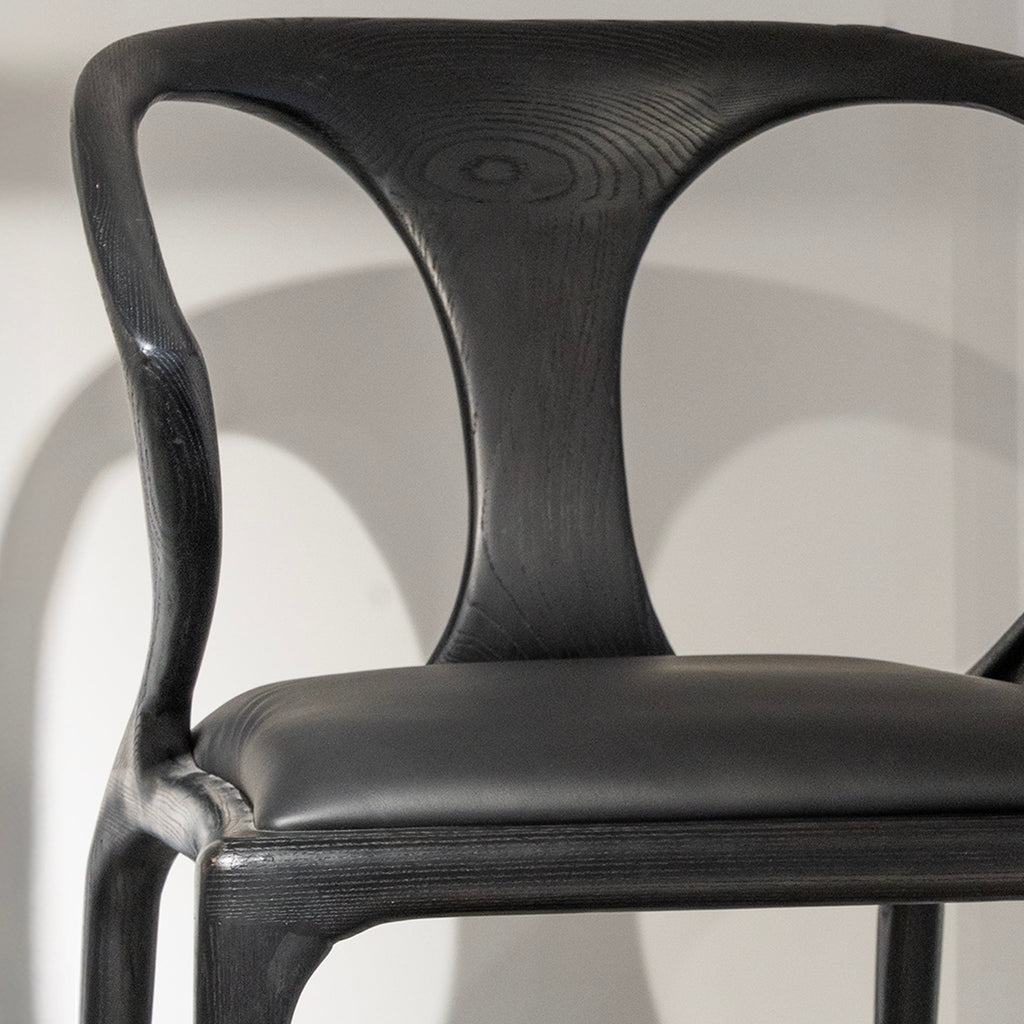 Chaise de salle à manger en bois sculpté