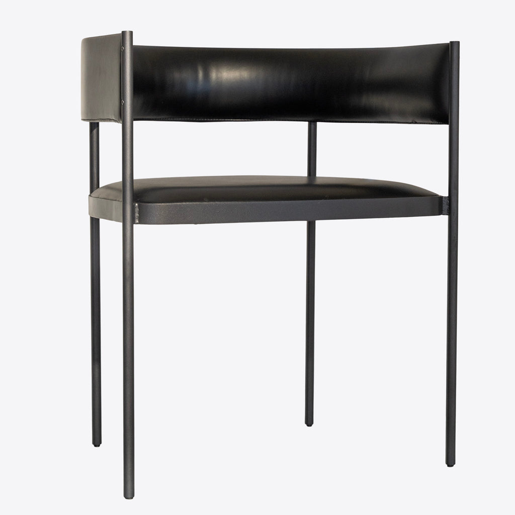 Chaise en cuir à structure industrielle