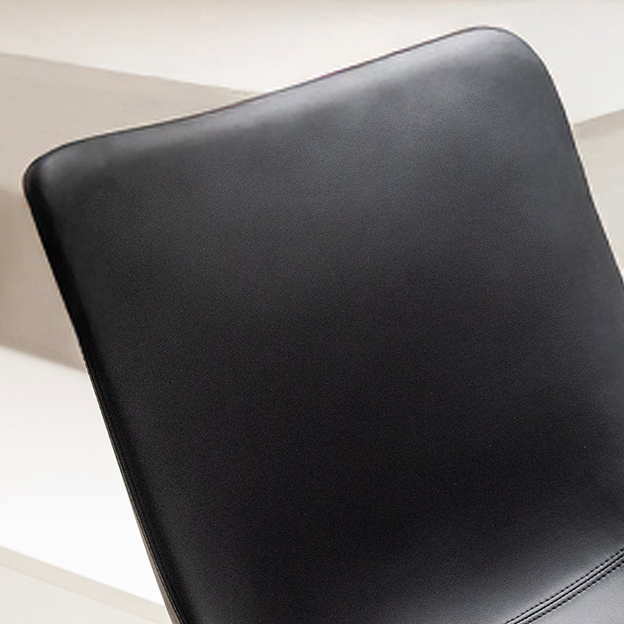 Fauteuil profilé en cuir noir